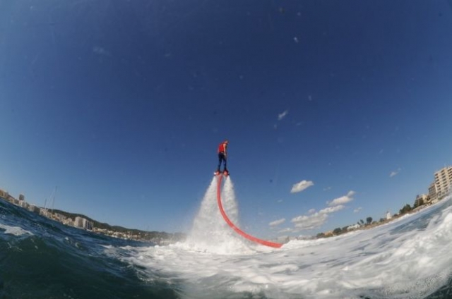practicando flyboard con oleaje